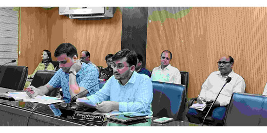 जिलाधिकारी सुब्रत कुमार सेन की अध्यक्षता में जनकल्याणकारी योजनाओं की प्रगति की समीक्षा